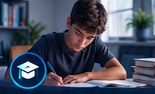Élève concentré sur ses devoirs
