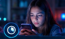 Adolescente utilisant son mobile la nuit