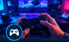 Mains tenant une manette de jeu
